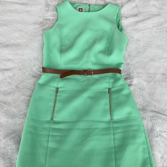 💚💚Chic sleeveless shift dress with a belt and zipper details - Picture 3 of 10